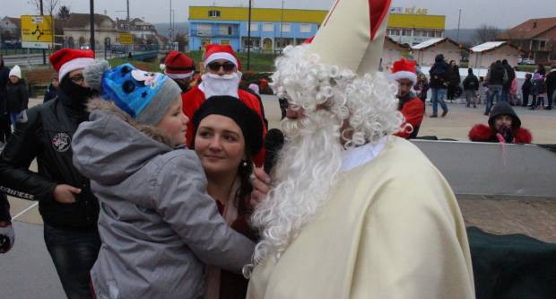 Sveti Nikola sa svojim pomoćnicima stigao u Pleternicu i podijelio djeci poklone