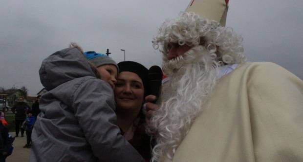 Sveti Nikola sa svojim pomoćnicima stigao u Pleternicu i podijelio djeci poklone