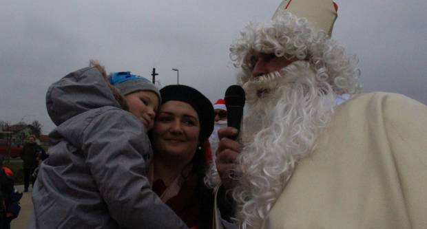 Sveti Nikola sa svojim pomoćnicima stigao u Pleternicu i podijelio djeci poklone