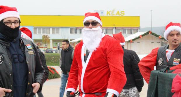 Sveti Nikola sa svojim pomoćnicima stigao u Pleternicu i podijelio djeci poklone