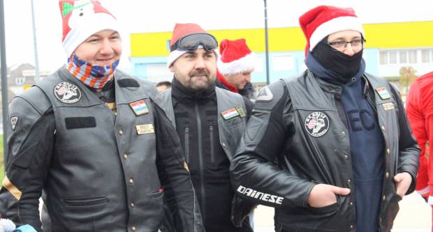 Sveti Nikola sa svojim pomoćnicima stigao u Pleternicu i podijelio djeci poklone