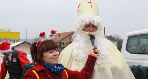 Sveti Nikola sa svojim pomoćnicima stigao u Pleternicu i podijelio djeci poklone