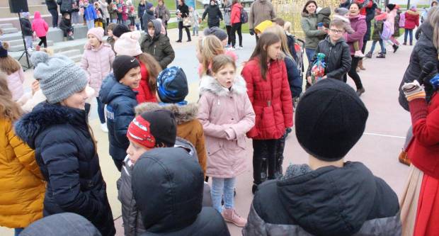 Sveti Nikola sa svojim pomoćnicima stigao u Pleternicu i podijelio djeci poklone