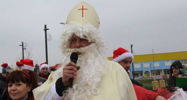Sveti Nikola sa svojim pomoćnicima stigao u Pleternicu i podijelio djeci poklone