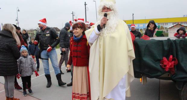 Sveti Nikola sa svojim pomoćnicima stigao u Pleternicu i podijelio djeci poklone