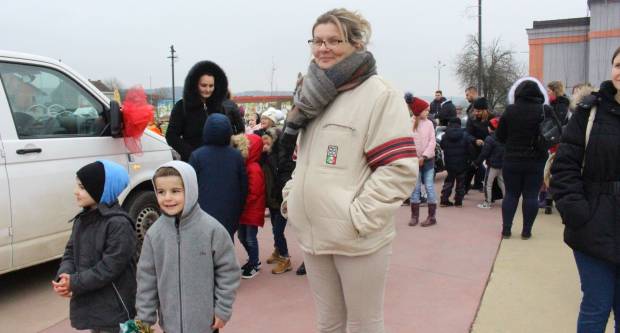 Sveti Nikola sa svojim pomoćnicima stigao u Pleternicu i podijelio djeci poklone
