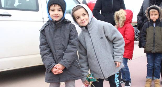 Sveti Nikola sa svojim pomoćnicima stigao u Pleternicu i podijelio djeci poklone