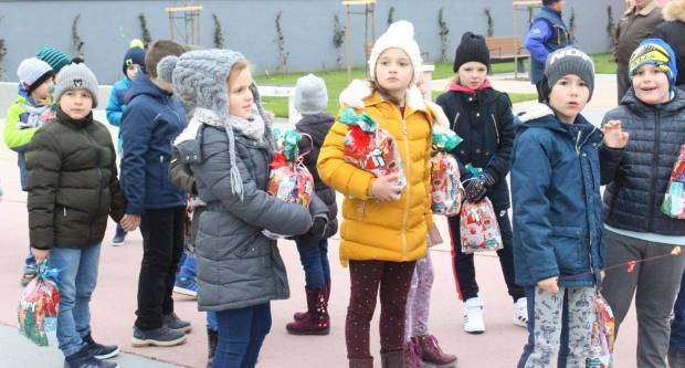 Sveti Nikola sa svojim pomoćnicima stigao u Pleternicu i podijelio djeci poklone