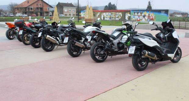 Sveti Nikola sa svojim pomoćnicima stigao u Pleternicu i podijelio djeci poklone