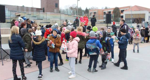 Sveti Nikola sa svojim pomoćnicima stigao u Pleternicu i podijelio djeci poklone