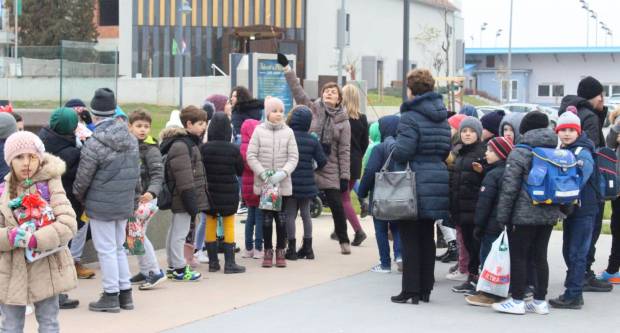 Sveti Nikola sa svojim pomoćnicima stigao u Pleternicu i podijelio djeci poklone