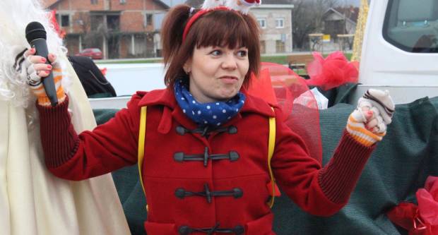 Sveti Nikola sa svojim pomoćnicima stigao u Pleternicu i podijelio djeci poklone