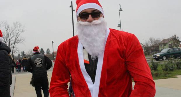 Sveti Nikola sa svojim pomoćnicima stigao u Pleternicu i podijelio djeci poklone