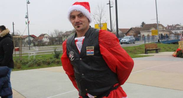 Sveti Nikola sa svojim pomoćnicima stigao u Pleternicu i podijelio djeci poklone