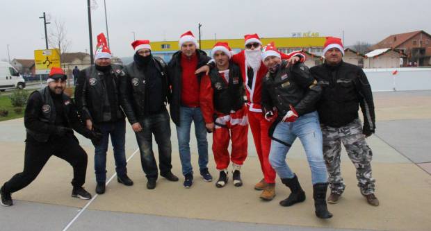 Sveti Nikola sa svojim pomoćnicima stigao u Pleternicu i podijelio djeci poklone