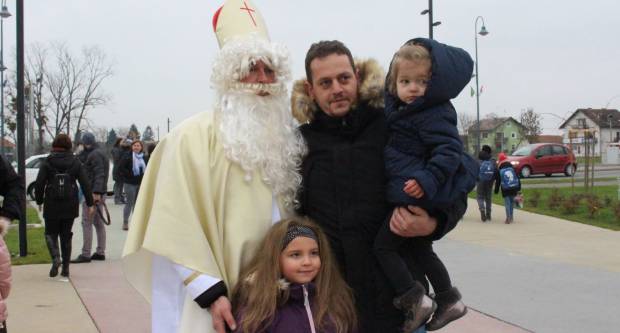 Sveti Nikola sa svojim pomoćnicima stigao u Pleternicu i podijelio djeci poklone