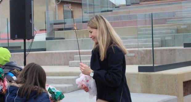 Sveti Nikola sa svojim pomoćnicima stigao u Pleternicu i podijelio djeci poklone