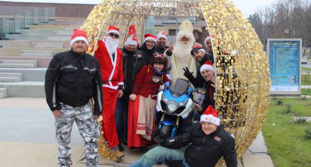 Sveti Nikola sa svojim pomoćnicima stigao u Pleternicu i podijelio djeci poklone