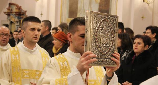 Požeški biskup msgr. Antun Škvorčević, predvodio svečanu Misu polnoćku u požeškoj Katedrali 25.12.2019.