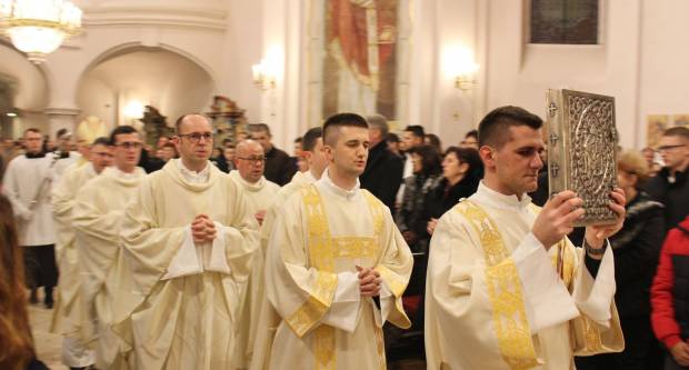 Požeški biskup msgr. Antun Škvorčević, predvodio svečanu Misu polnoćku u požeškoj Katedrali 25.12.2019.