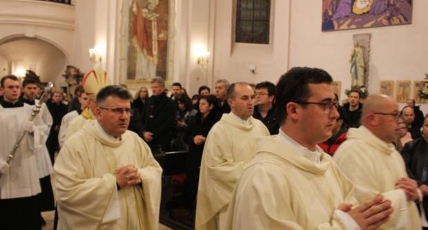 Požeški biskup msgr. Antun Škvorčević, predvodio svečanu Misu polnoćku u požeškoj Katedrali 25.12.2019.