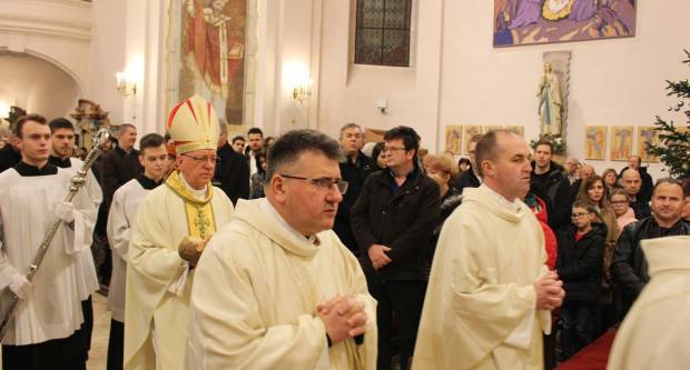 Požeški biskup msgr. Antun Škvorčević, predvodio svečanu Misu polnoćku u požeškoj Katedrali 25.12.2019.