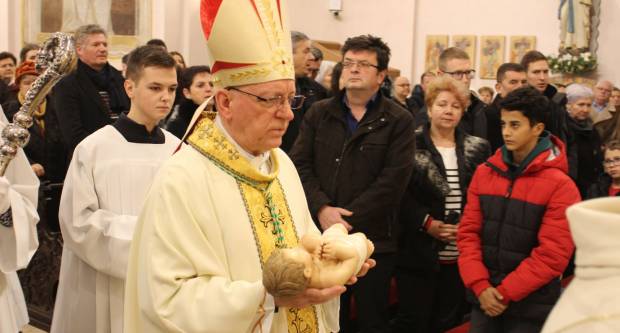 Požeški biskup msgr. Antun Škvorčević, predvodio svečanu Misu polnoćku u požeškoj Katedrali 25.12.2019.