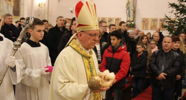 Požeški biskup msgr. Antun Škvorčević, predvodio svečanu Misu polnoćku u požeškoj Katedrali 25.12.2019.