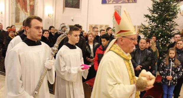 Požeški biskup msgr. Antun Škvorčević, predvodio svečanu Misu polnoćku u požeškoj Katedrali 25.12.2019.