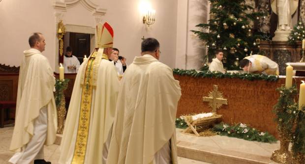 Požeški biskup msgr. Antun Škvorčević, predvodio svečanu Misu polnoćku u požeškoj Katedrali 25.12.2019.