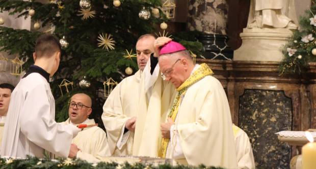 Požeški biskup msgr. Antun Škvorčević, predvodio svečanu Misu polnoćku u požeškoj Katedrali 25.12.2019.