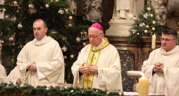 Požeški biskup msgr. Antun Škvorčević, predvodio svečanu Misu polnoćku u požeškoj Katedrali 25.12.2019.
