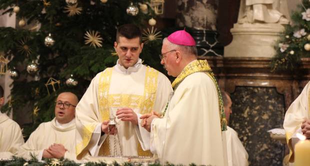 Požeški biskup msgr. Antun Škvorčević, predvodio svečanu Misu polnoćku u požeškoj Katedrali 25.12.2019.
