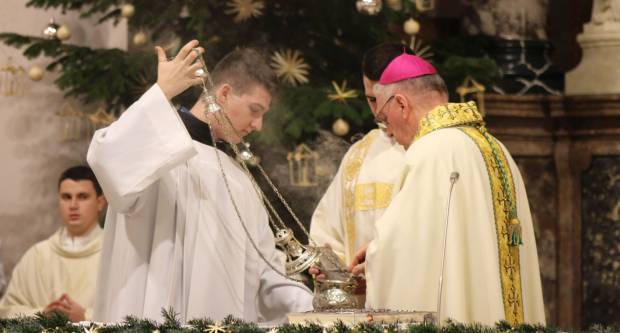 Požeški biskup msgr. Antun Škvorčević, predvodio svečanu Misu polnoćku u požeškoj Katedrali 25.12.2019.