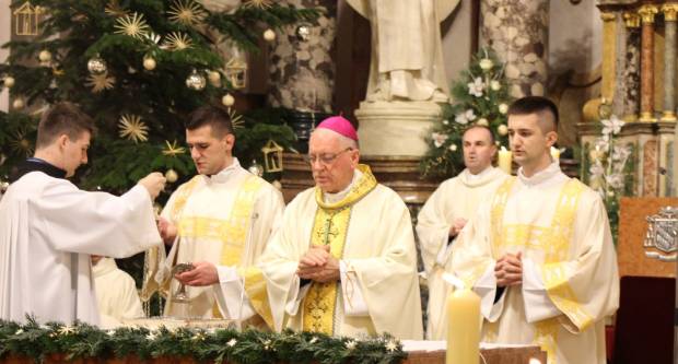 Požeški biskup msgr. Antun Škvorčević, predvodio svečanu Misu polnoćku u požeškoj Katedrali 25.12.2019.