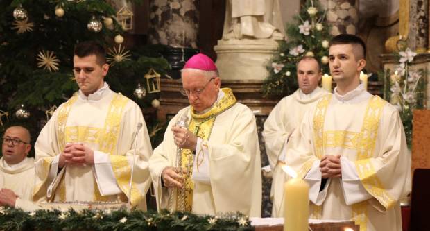 Požeški biskup msgr. Antun Škvorčević, predvodio svečanu Misu polnoćku u požeškoj Katedrali 25.12.2019.