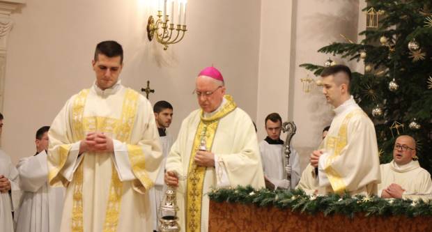 Požeški biskup msgr. Antun Škvorčević, predvodio svečanu Misu polnoćku u požeškoj Katedrali 25.12.2019.