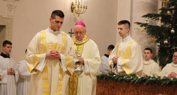 Požeški biskup msgr. Antun Škvorčević, predvodio svečanu Misu polnoćku u požeškoj Katedrali 25.12.2019.