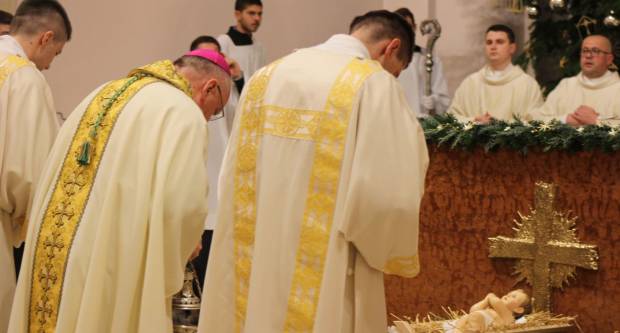 Požeški biskup msgr. Antun Škvorčević, predvodio svečanu Misu polnoćku u požeškoj Katedrali 25.12.2019.