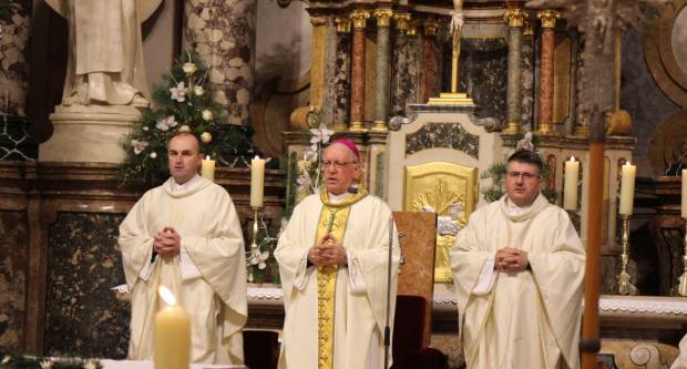 Požeški biskup msgr. Antun Škvorčević, predvodio svečanu Misu polnoćku u požeškoj Katedrali 25.12.2019.