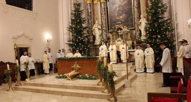 Požeški biskup msgr. Antun Škvorčević, predvodio svečanu Misu polnoćku u požeškoj Katedrali 25.12.2019.