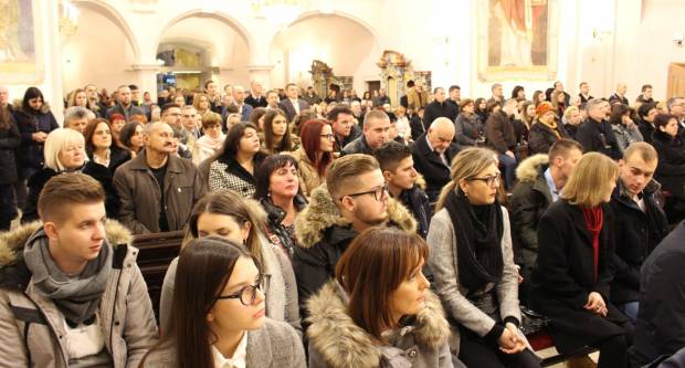 Požeški biskup msgr. Antun Škvorčević, predvodio svečanu Misu polnoćku u požeškoj Katedrali 25.12.2019.