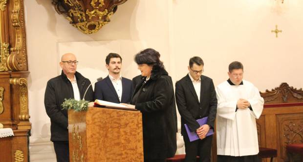 Požeški biskup msgr. Antun Škvorčević, predvodio svečanu Misu polnoćku u požeškoj Katedrali 25.12.2019.