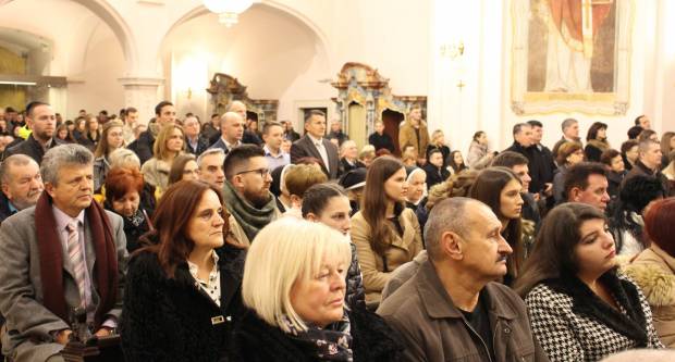 Požeški biskup msgr. Antun Škvorčević, predvodio svečanu Misu polnoćku u požeškoj Katedrali 25.12.2019.