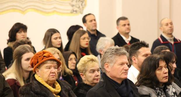 Požeški biskup msgr. Antun Škvorčević, predvodio svečanu Misu polnoćku u požeškoj Katedrali 25.12.2019.