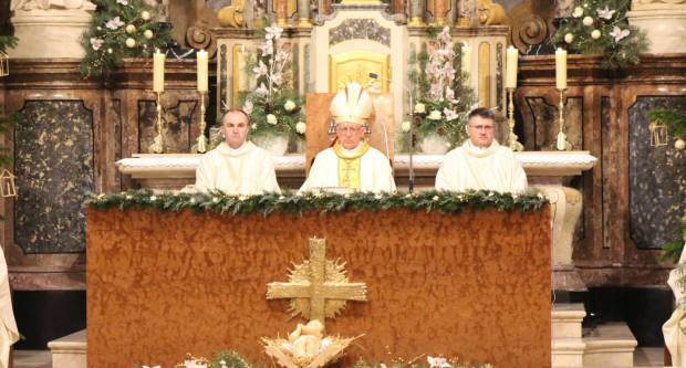 Požeški biskup msgr. Antun Škvorčević, predvodio svečanu Misu polnoćku u požeškoj Katedrali 25.12.2019.