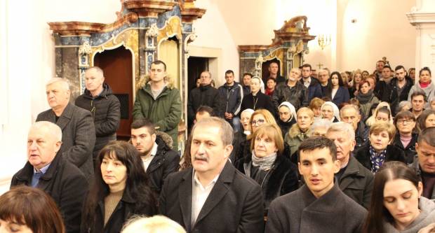 Požeški biskup msgr. Antun Škvorčević, predvodio svečanu Misu polnoćku u požeškoj Katedrali 25.12.2019.