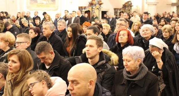 Požeški biskup msgr. Antun Škvorčević, predvodio svečanu Misu polnoćku u požeškoj Katedrali 25.12.2019.