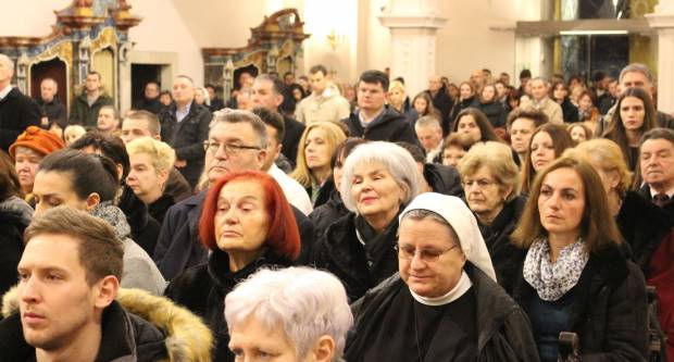 Požeški biskup msgr. Antun Škvorčević, predvodio svečanu Misu polnoćku u požeškoj Katedrali 25.12.2019.