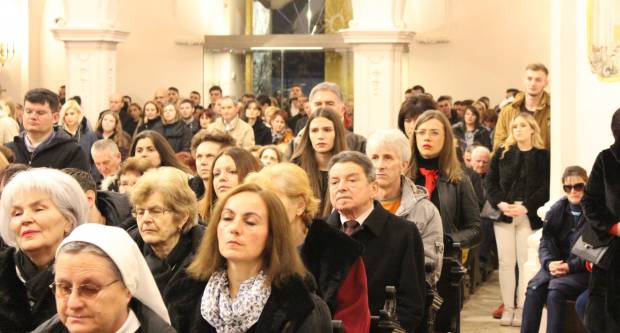 Požeški biskup msgr. Antun Škvorčević, predvodio svečanu Misu polnoćku u požeškoj Katedrali 25.12.2019.